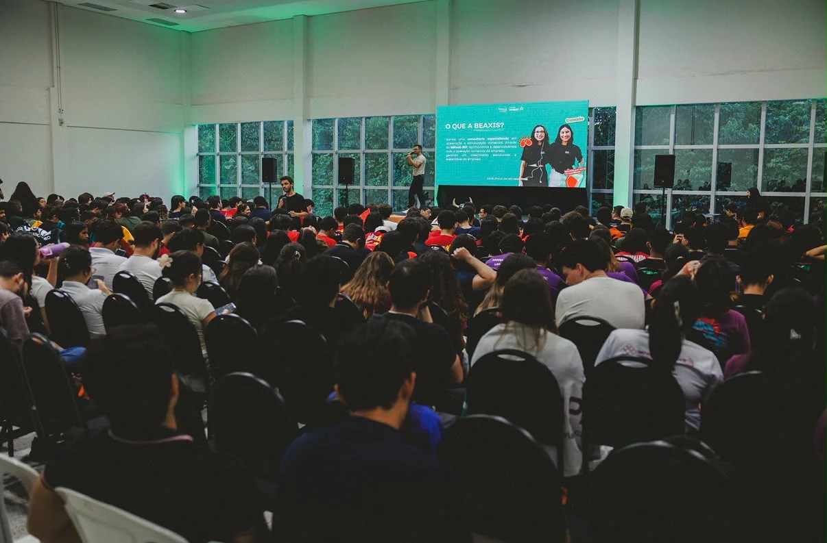Icaro Germano em palestra da BeAxis para um auditório lotado