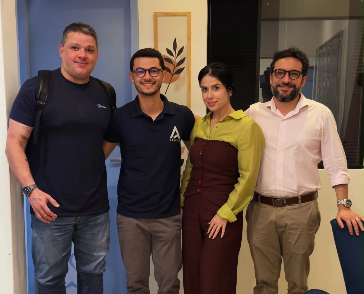 Icaro Germano com clientes da BeAxis
