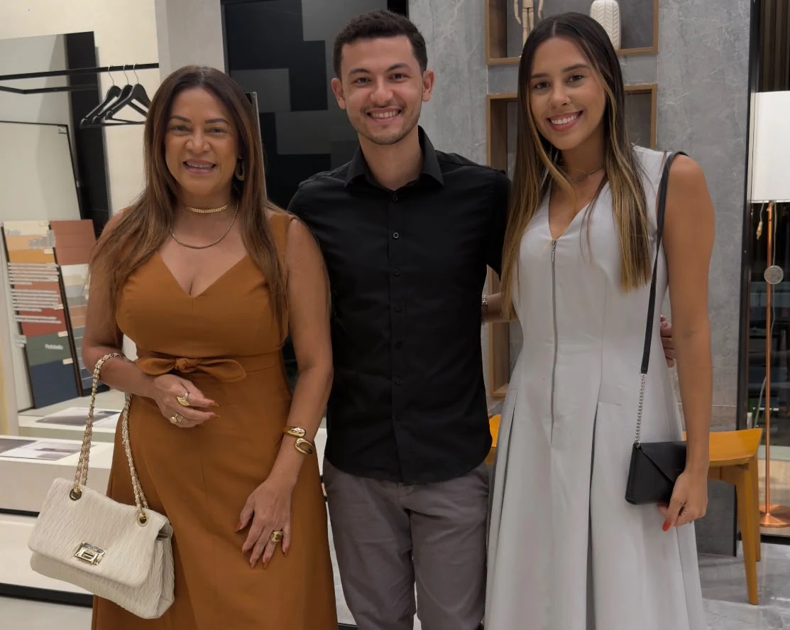 Icaro Germano com clientes em visita
